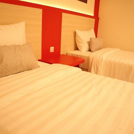 סוראבאיה D'Carol Hotel מראה חיצוני תמונה